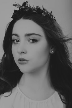 Lüks saçlı güzel kız portresi.