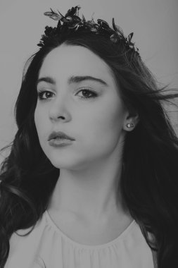 Siyah beyaz portre lüks saçlı güzel bir kız.