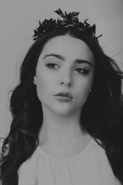 Siyah beyaz portre lüks saçlı güzel bir kız.