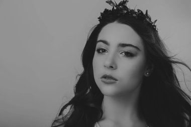 Siyah beyaz portre lüks saçlı güzel bir kız.