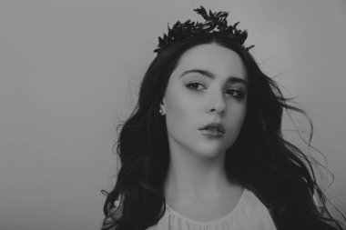 Siyah beyaz portre lüks saçlı güzel bir kız.