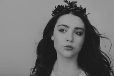 Siyah beyaz portre lüks saçlı güzel bir kız.