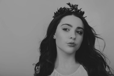 Siyah beyaz portre lüks saçlı güzel bir kız.