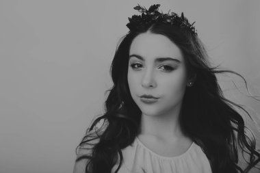 Siyah beyaz portre lüks saçlı güzel bir kız.