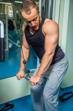 Atlet kasları gösterir. Vücudunuzun üzerinde çalışmak ve hedefe ulaşmak. Fotoğraflar spor dergi ve Web siteleri için.