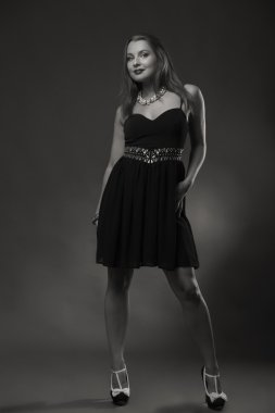 Karanlık bir arka plan üzerine bir güzel şık elbiseli baştan çıkarıcı esmer.