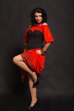 Kırmızı uzun elbiseli lüks esmer.