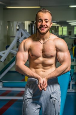 Kameraya poz yakışıklı atletik erkek