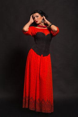 Kırmızı uzun elbiseli lüks esmer.