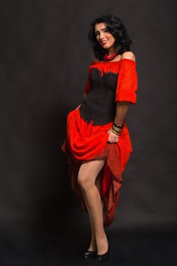 Kırmızı uzun elbiseli lüks esmer.