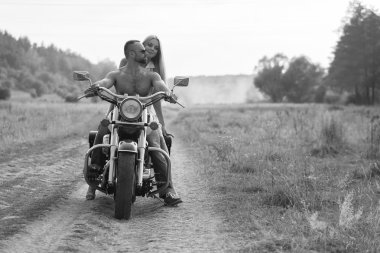 Genç bir çift tarlada