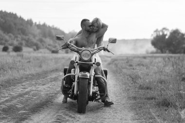 Genç bir çift tarlada