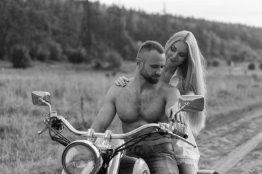 Genç bir çift tarlada