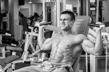 Yakışıklı ve güçlü bir adam ile güzel