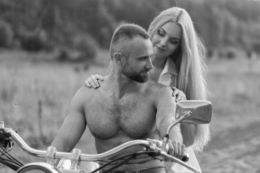 Genç bir çift tarlada