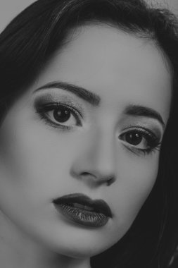 Genç bir kadının güzel siyah beyaz portre