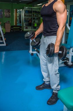 Atlet kasları gösterir. Vücudunuzun üzerinde çalışmak ve hedefe ulaşmak. Fotoğraflar spor dergi ve Web siteleri için.