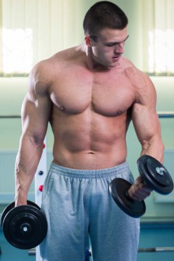 Yakışıklı ve güçlü bir adam ile güzel