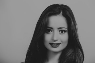 Karanlık bir arka plan üzerinde şık elbiseli çekici esmer.