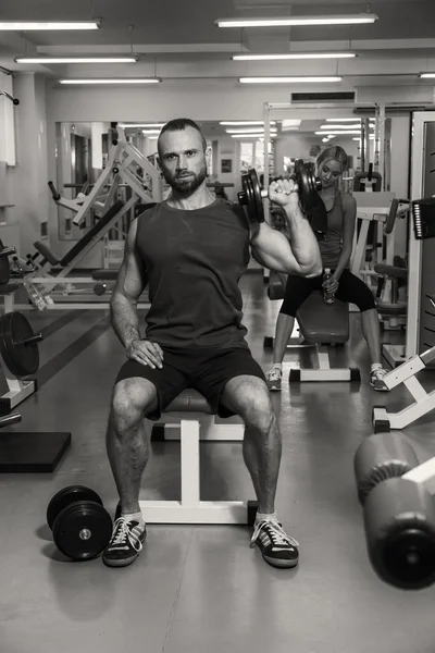 Man maakt oefeningen voor de biceps in de sportschool. — Stockfoto