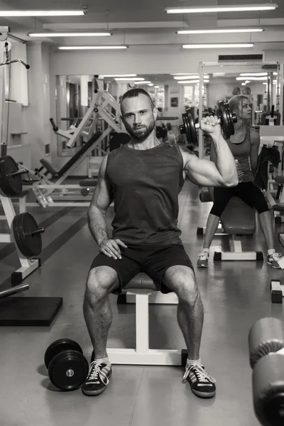 Man gör övningar för biceps på gymmet. — Stockfoto