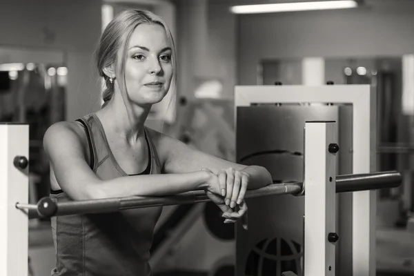 Frau im Fitnessstudio. — Stockfoto