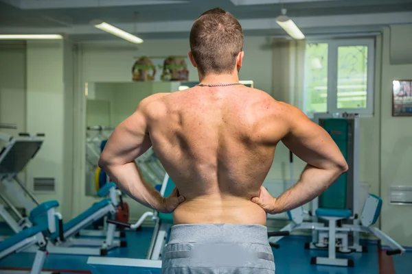 Przystojny lekkoatletycznego mężczyzna pozowanie na kamery — Zdjęcie stockowe