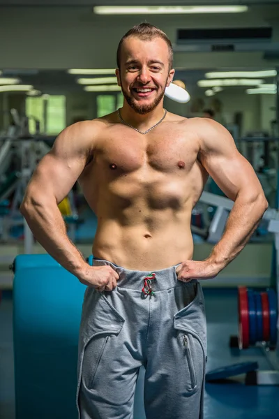 Knappe atletische man poseren voor de camera — Stockfoto