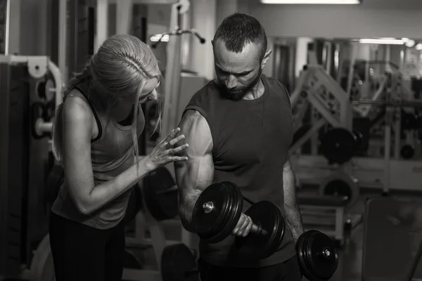 Couple sportif en entraînement dans la salle de gym . — Photo