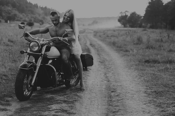 Pareja joven en un campo —  Fotos de Stock