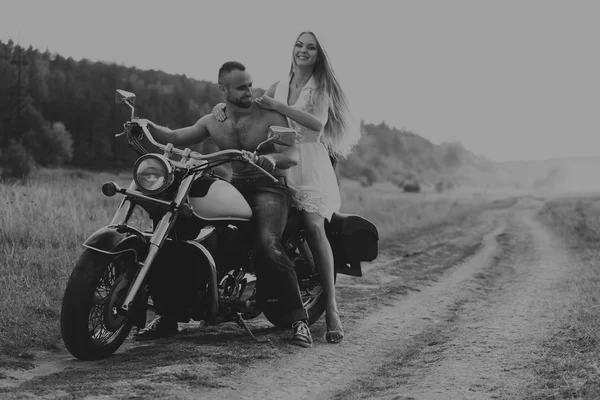 Pareja joven en un campo — Foto de Stock