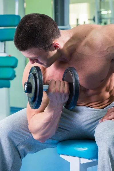 Beau, athlétique, confiant dans la salle de gym. pose de musculation — Photo