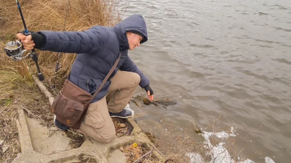 Pescador en la orilla del río —  Fotos de Stock