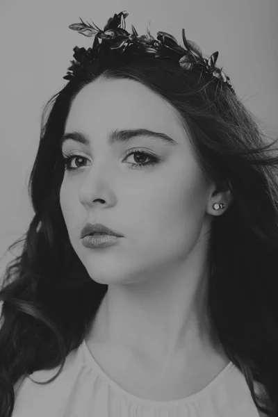 Retrato en blanco y negro de una hermosa chica con cabello lujoso . — Foto de Stock