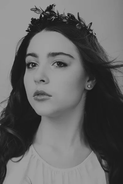 Schwarz-Weiß-Porträt eines schönen Mädchens mit luxuriösen Haaren. — Stockfoto