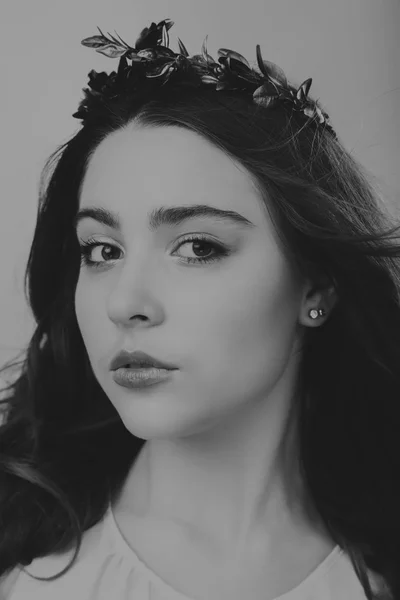 Retrato en blanco y negro de una hermosa chica con cabello lujoso . — Foto de Stock