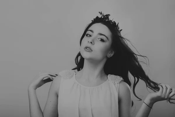 Retrato en blanco y negro de una hermosa chica con cabello lujoso . — Foto de Stock