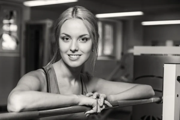 Frau im Fitnessstudio. — Stockfoto