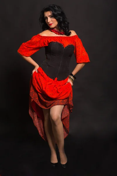 Luxuriöse Brünette im roten langen Kleid. — Stockfoto