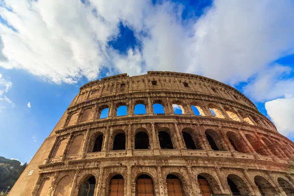 ROMA - 10 de enero: Coliseo exterior el 10 de enero de 2016 en Roma, Italia . —  Fotos de Stock