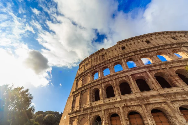 ローマ - 1 月 10 日: コロシアム外側は 2016 年 1 月 10 日のローマ、イタリア. — ストック写真