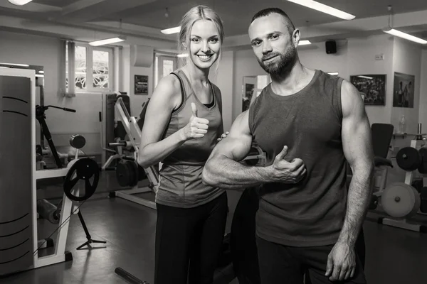 Couple sportif en entraînement dans la salle de gym . — Photo