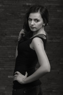 Bir kız güzel romantik görüntüsü. Güzel esmer karanlık bir arka plan üzerinde şık giysiler içinde. Profesyonel makyaj. Moda dergileri, afiş ve Web siteleri için fotoğraf.