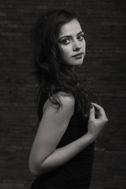 Bir kız güzel romantik görüntüsü. Güzel esmer karanlık bir arka plan üzerinde şık giysiler içinde. Profesyonel makyaj. Moda dergileri, afiş ve Web siteleri için fotoğraf.