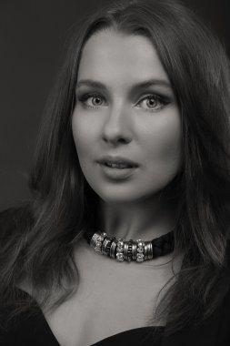Güzel bir kızın siyah beyaz fotoğrafı.