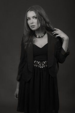 Güzel bir kızın siyah beyaz fotoğrafı.