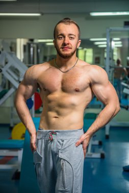 Kameraya poz yakışıklı atletik erkek