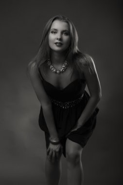 Güzel bir kızın siyah beyaz fotoğrafı.