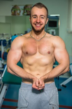 Kameraya poz yakışıklı atletik erkek