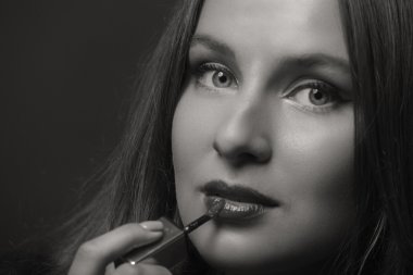 Güzel bir kızın siyah beyaz fotoğrafı.